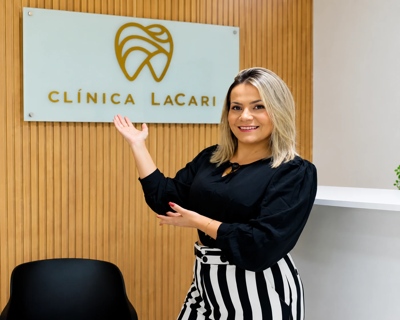 Dra. Tamara junto à identidade visual da Clínica LaCari