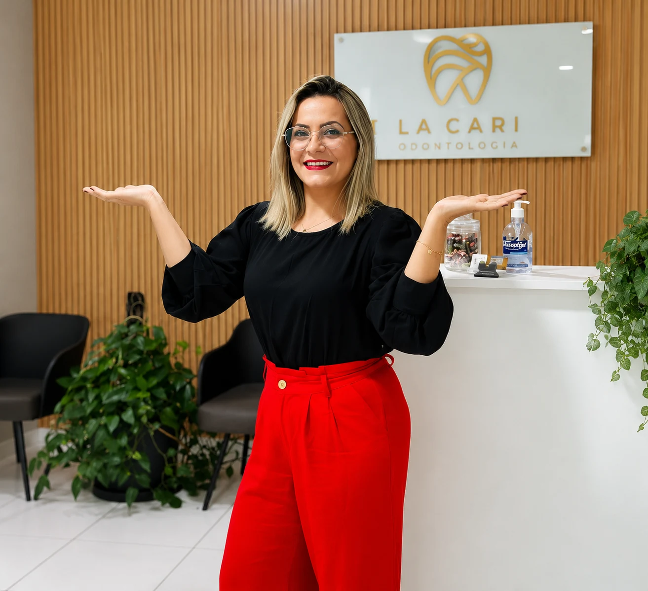 Dra. Tamara na recepção da Clínica LaCari Odontologia em Itaquera